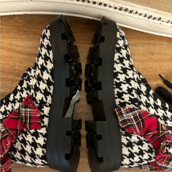 NWOB. New Betsy Johnson ROSEY BLACK & WHITE - Picture 5 of 6